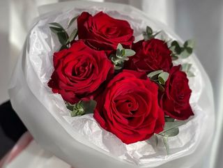 Buchet din trandafiri cu eucalipt