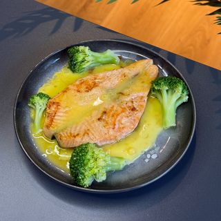 Steak de somon cu sos de portocale