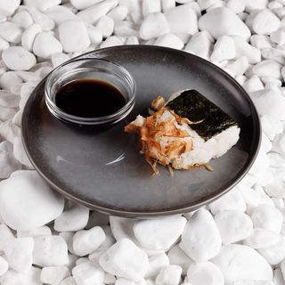 Onigiri cu somon rumenit