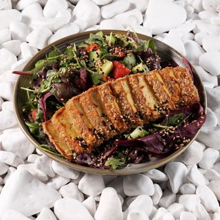 Salată cu tofu crocant