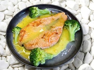 Steak de somon cu sos de portocale