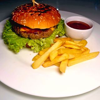 Burgher cu carne de vita si cartofi pai