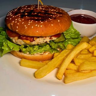 Burgher cu carne de Pui si cartofi pai