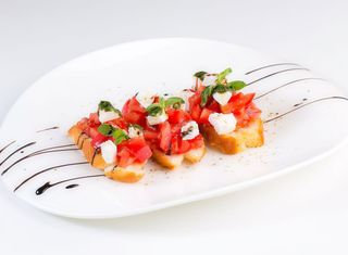 Bruschete cu roșii și cașcaval Feta