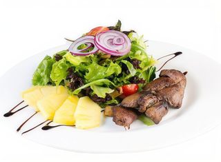 Salată cu ficat de pui și ananas