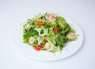 Salată cu crevete și avocado