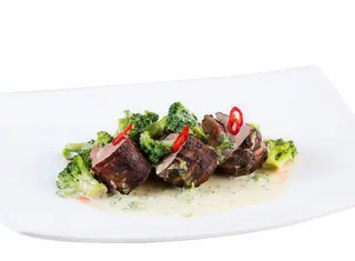 Antricot de vițel cu broccoli în sos de cașcaval