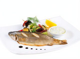 Păstrăv cu legume coapte