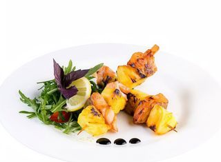 Frigărui de somon cu ananas și salată din rucola