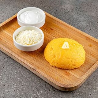 Mămăligă cu branză si smantană