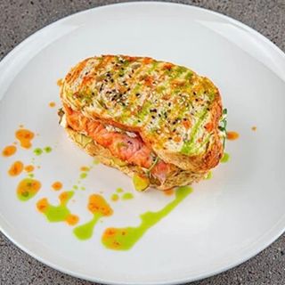 Sandwich Penthouse cu somon și sos Alioli tom yum