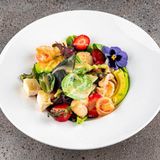 Salata cu creveti, capsuni si avocado