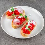 Bruschetta cu ardei copt și brânză fetă