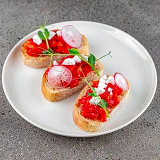 Bruschetta cu ardei copt și brânză fetă