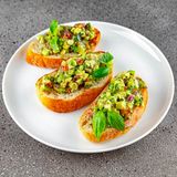 Bruschetta cu guacamole