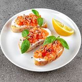 Bruschetta cu somon