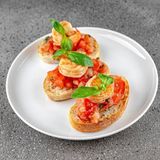 Bruschetta cu tomate și creveți