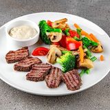 Salată de vită cu sos de ton