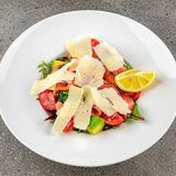 Salată cu avocado și somon slab sărat