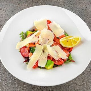 Salată cu avocado și somon slab sărat