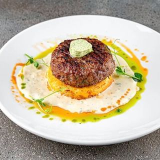 Biftec de miel pe polentă cu sos de Dorblu