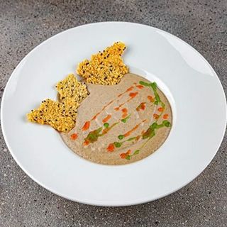 Supă crem de ciuperci cu cipsuri din parmezan