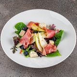 Salată cu prosciutto și pere