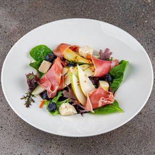 Salată cu prosciutto și pere