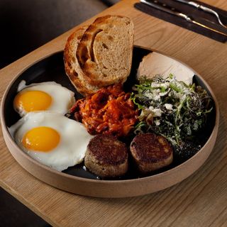 Dejun englezesc cu pârjoală de vită