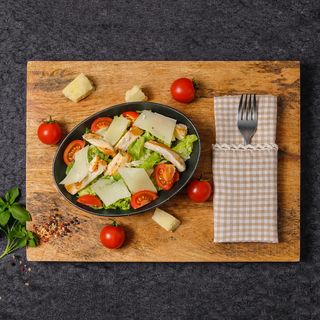 САЛАТ ЦЕЗАРЬ С КУРИЦЕЙ/SALATĂ CAESAR CU PUI