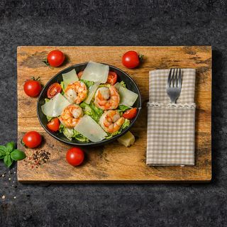 САЛАТ ЦЕЗАРЬ С КРЕВЕТКАМИ/SALATĂ CAESAR CU CREVEȚI