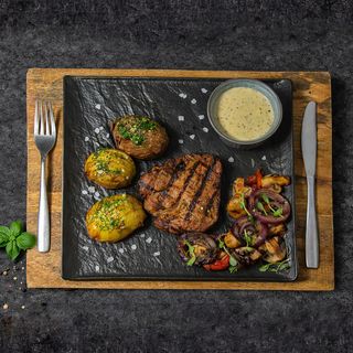 Стейк из свинины с овощами на гриле/Steak de porc cu legume la grătar