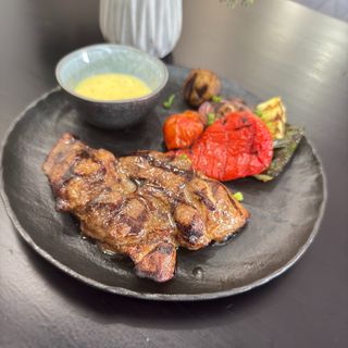 Стейк из свинины с овощами на гриле/Steak de porc cu legume la grătar
