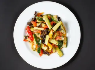 Salată castraveti picanti