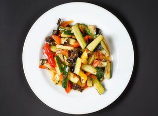 Salată castraveti picanti