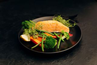 Somon cu legume pe aburi