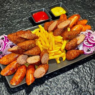 Platou cu mici si carnaciori