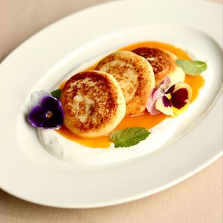 Papanași din brânză cu confit de caise și smântână