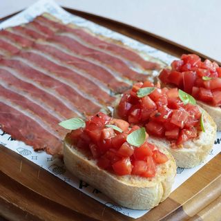 Jamón de rață cu bruschette de roșii