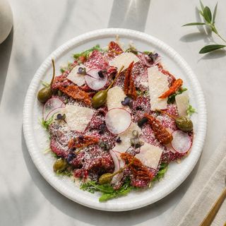 CARPACCIO DE VIȚEL CU ROȘII USCATE