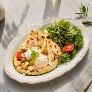 Mic dejun oriental cu hummus