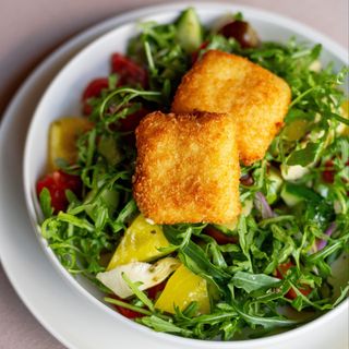 Salată romană cu brânză caldă