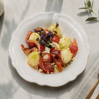 PROSCIUTTO DE RAȚĂ CU PEPENE GALBEN ȘI STRACCIATELLA