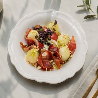 PROSCIUTTO DE RAȚĂ CU PARĂ ȘI STRACCIATELLA