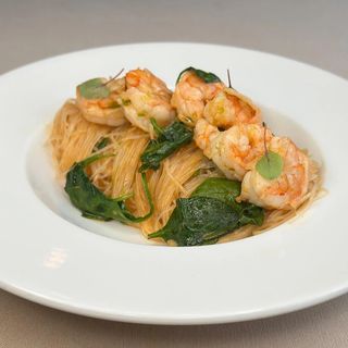 Tăieței de orez cu creveți în sos Tom Yum