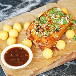 Costițe de porc cu bile de cartofi 