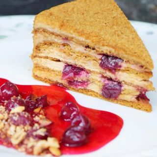 Tort de miere cu cremă de caramel și cireșe