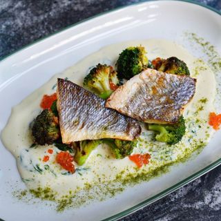 Biban de mare cu broccoli și caviar roșu