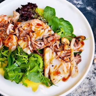 Salată cu fructe de mare si sos de citrice 