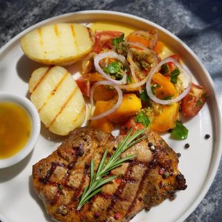 Friptură de ceafă de porc cu legume